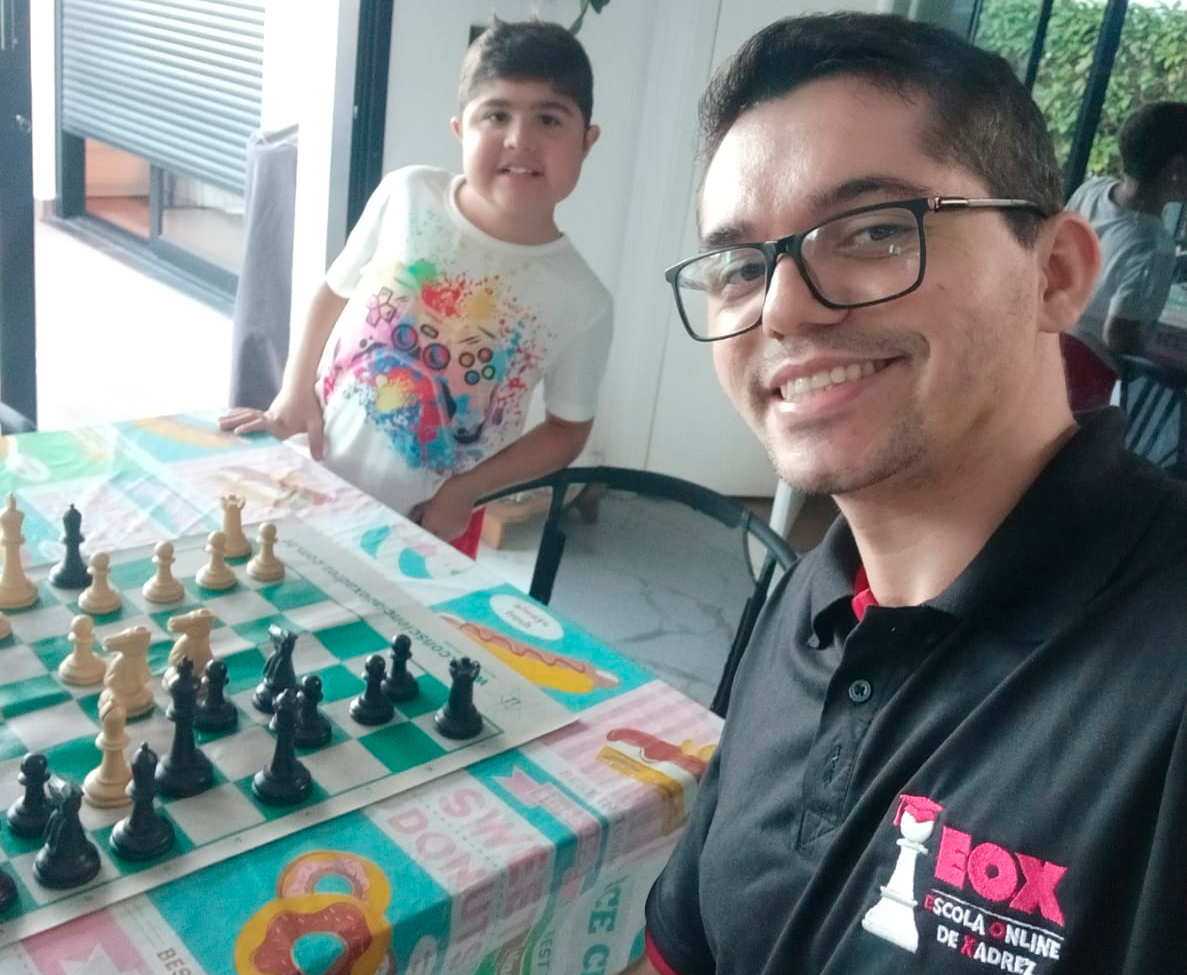 Treinamento de xadrez online o torneio de xadrez de treinamento escolar na  escola treinamento de acampamento escolar inteligente e bonito jogos e  atividades jogar xadrez no centro de ciências o próximo jogo